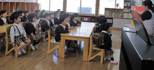 絵本の読み聞かせ