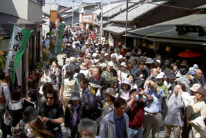 ���C���X�g���[�g�̐l�̔g