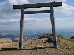 写真5 入道ヶ岳山頂の鳥居 写真5