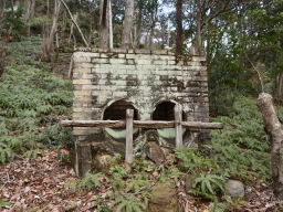 写真6 獅子岩遊歩道、地下工場の煙突か 写真6 獅子岩遊歩道、地下工場の煙突か