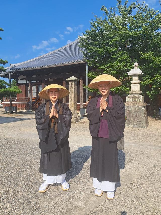 法衣姿の僧侶