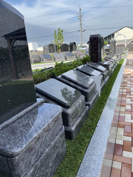 石畳沿いの墓域