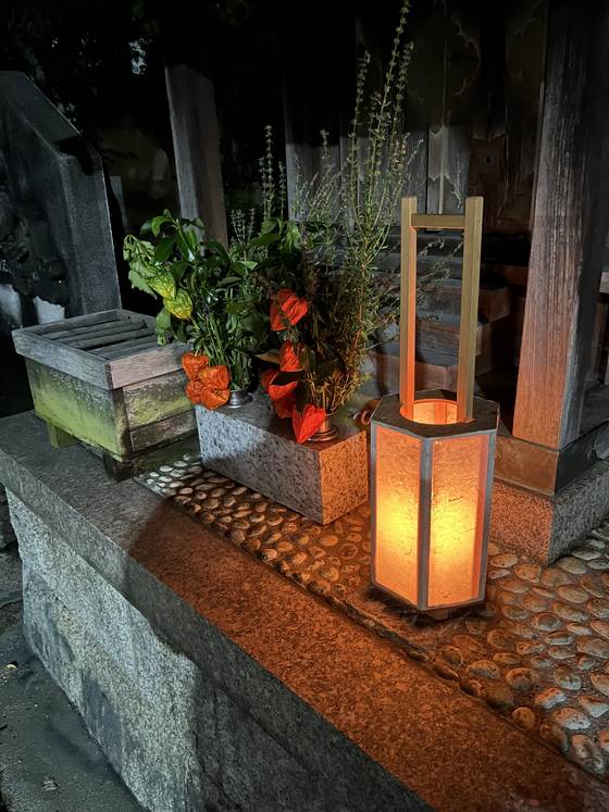 夜の灯りと供花