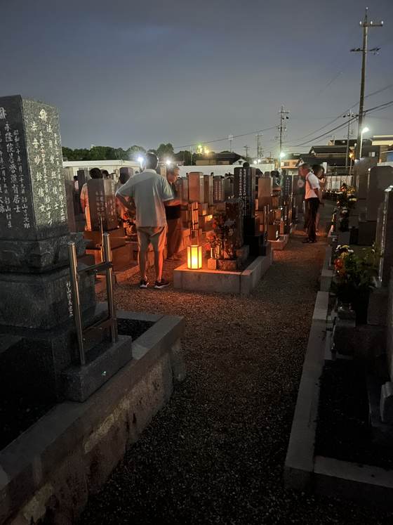 盂蘭盆の夜、墓域にて