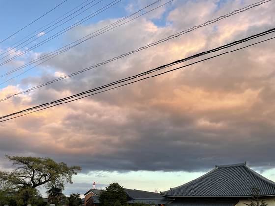 夕焼け雲と本堂