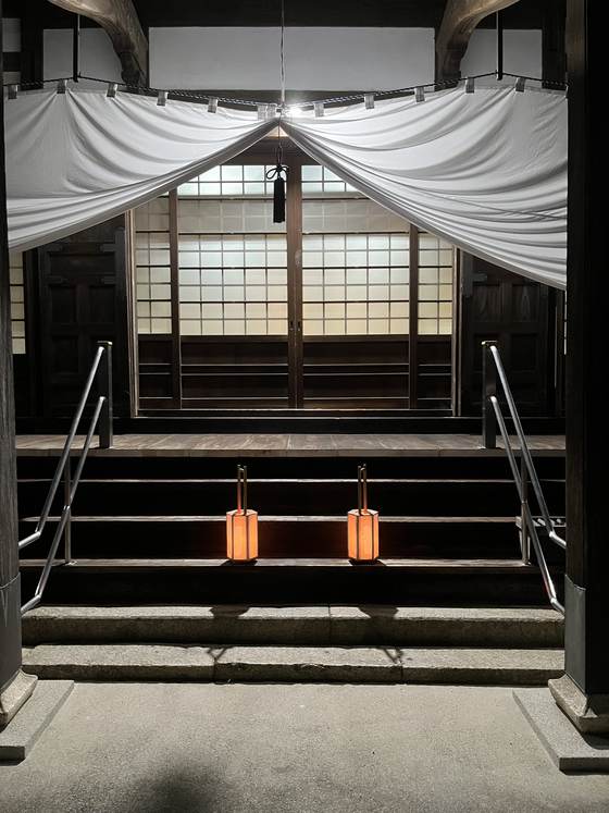 夜の本堂入口