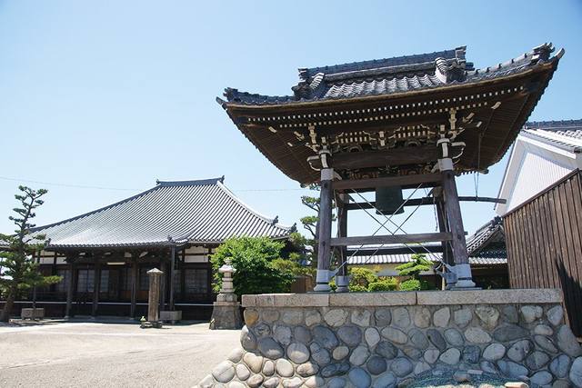 鐘楼と本堂