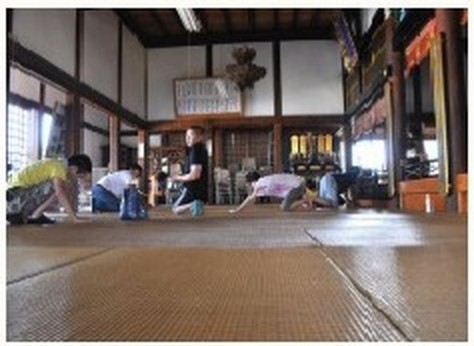 本堂での畳拭き奉仕の様子