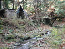 写真3 毘沙門谷入口の炭焼小屋 写真3