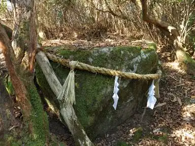 写真4 三子山南峰の磐座 写真4