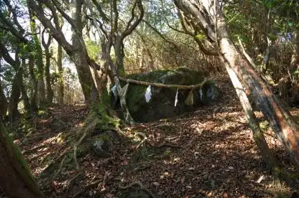 写真3 三子山南峰の磐座 写真3