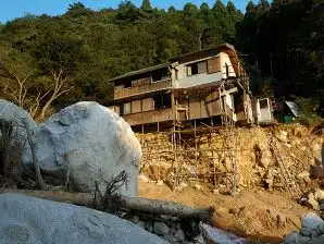 写真3 被災した日向小屋 写真3
