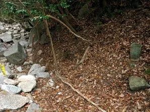 写真8 ペナントと石標 写真8