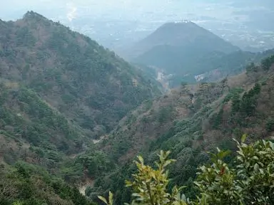 写真10 菰野富士、荒れた鳥居道谷が見える 写真10