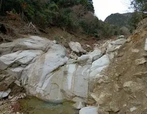 写真4 割谷に降りる。岩の段差が谷を塞いでいる。 写真4