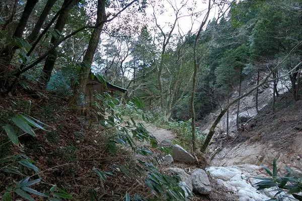 写真11 岳不動と対岸の崩壊 写真11