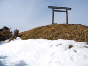 写真5 山頂三角点の鳥居 写真5