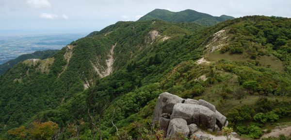 写真4 釈迦ヶ家岳・仙香山・段木方面を振り返る 写真4