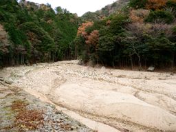 写真1 終点大堰堤から河原に下りた 写真1