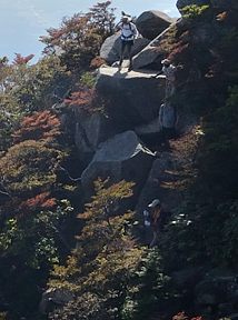 写真6 標高1100m、十字のクサリ場 写真6