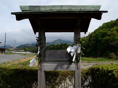 写真14 油日神社前にて油日岳を見る 写真14