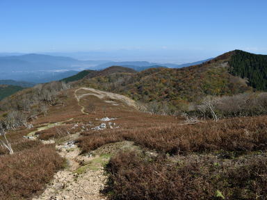 写真3 避難小屋手前から柏原道を振り返る、右は谷山 写真3
