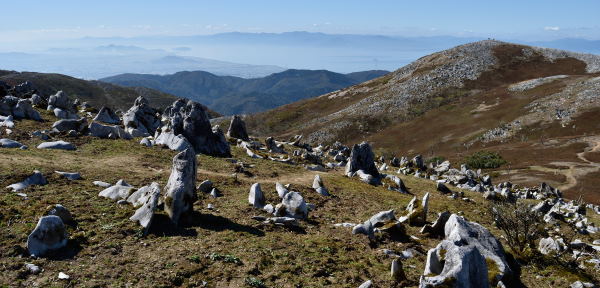写真5 霊仙山山頂部、右は三角点 写真5