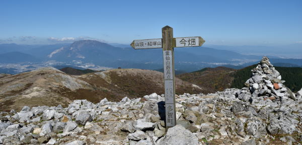 写真6 霊仙山最高点、背後は伊吹山 写真6