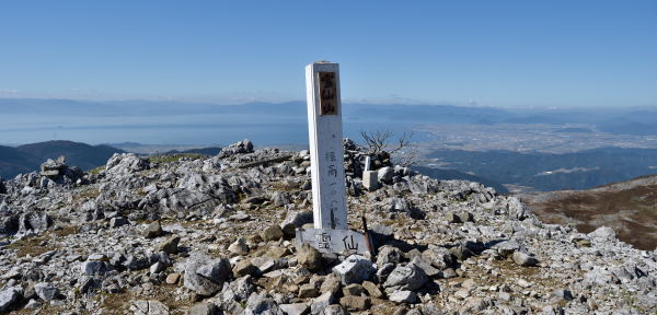 写真7 霊山山三角点、背後は琵琶湖 写真7