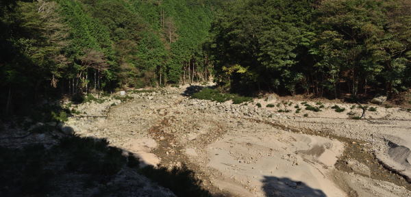 写真3-2 鳥居道谷(堰堤から見る) 写真3-2 鳥居道谷(堰堤から見る)