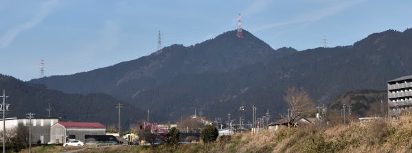 写真1 仏ヶ平、亀山市関町木崎から 写真1 仏ヶ平、亀山市関町木崎から