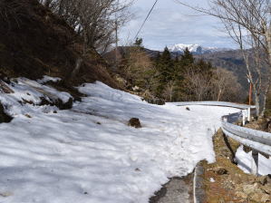 写真4 残雪の車道、雨乞岳が白い 写真4 残雪の車道、雨乞岳が白い