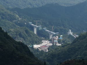 写真3 工事中の湯の山大橋(仮称) 写真3 工事中の湯の山大橋(仮称)
