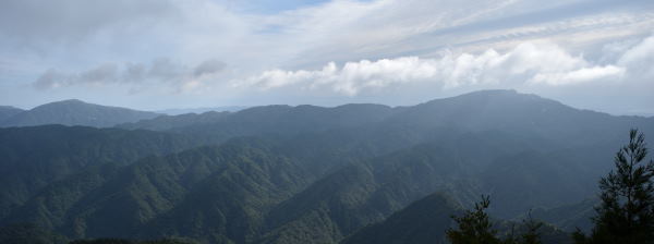 写真3 銚子ヶ口東峰から竜ヶ岳~釈迦ヶ岳 写真3 銚子ヶ口東峰から竜ヶ岳~釈迦ヶ岳