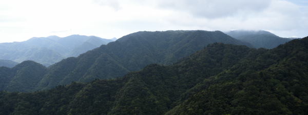 写真4 銚子ヶ口南峰から目的地のクラシ・銚子、左は御在所岳、右の雨乞岳は雲の中 写真4 銚子ヶ口南峰から目的地のクラシ・銚子、左は御在所岳、右の雨乞岳は雲の中
