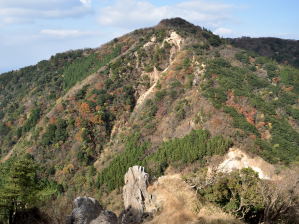写真11 溝干山と坂下峠 写真11 溝干山と坂下峠