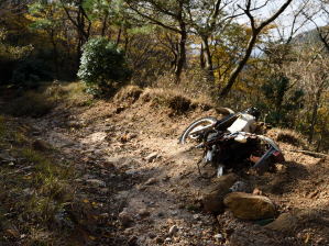 写真13 坂下峠の滋賀県側、単車の残骸が転がっていた 写真13 坂下峠の滋賀県側、単車の残骸が転がっていた