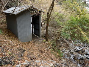 写真2 井戸谷避難小屋、南側にあった道は崩れ落ちた 写真2 井戸谷避難小屋、南側にあった道は崩れ落ちた