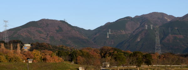 写真8 帰路、広域農道から綿向山、竜王山を見る 写真8 帰路、広域農道から綿向山、竜王山を見る