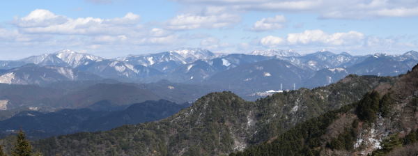写真5 六合目から鈴鹿山脈中央部の山々(綿向山・雨乞岳・御在所岳・鎌ヶ岳) 写真5 六合目から鈴鹿山脈中央部の山々(綿向山・雨乞岳・御在所岳・鎌ヶ岳)