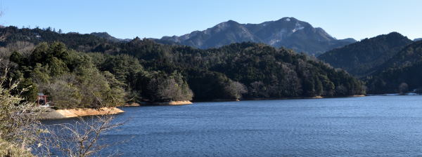写真11 那須ヶ原山、大原ダム、左端に弁財天社 写真11 那須ヶ原山、大原ダム、左端に弁財天社