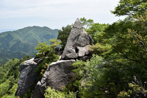 写真3 仏岩(APS-C、18mm) 写真3 仏岩