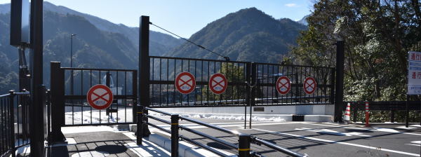 写真5 湯の山かもしか大橋北詰ゲート 写真5 湯の山かもしか大橋北詰ゲート