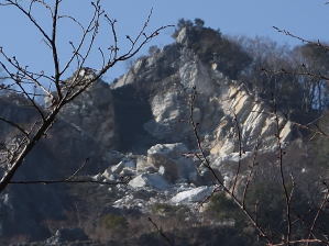 写真1 鈴峰鉱山の巨岩 写真1 鈴峰鉱山の巨岩
