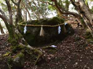 写真6 三子山南峰の磐座 写真6 三子山南峰の磐座
