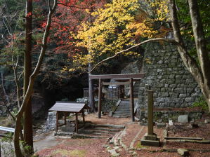 写真6 三子山南峰の磐座 写真6 三子山南峰の磐座
