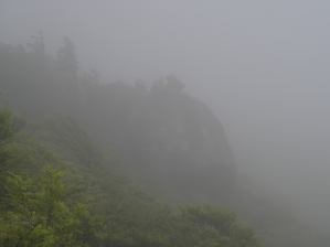 写真1 キノコ岩に登山者数人 写真1 キノコ岩に登山者数人