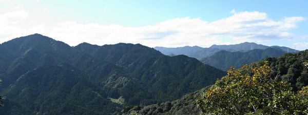 写真7 大黒山の展望台から、仏ヶ平・寒風~高畑山 写真8 大黒山の展望台から、仏ヶ平・寒風~高畑山