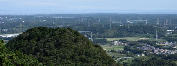 写真4 大黒山の展望台から、関富士と神島 写真5 大黒山の展望台から、富士と神島