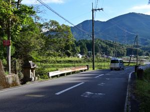 写真1 平子の手前にて地蔵尊 写真1 平子の手前にて地蔵尊